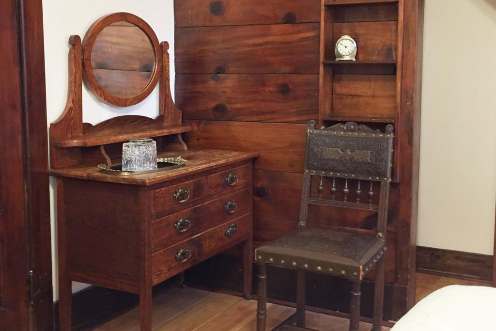 Queen Room, 2nd Floor - Emerald